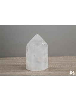 Ce Cristal de roche, de Madagascar, en lithothérapie, représente la sagesse naturel et la sérénité.