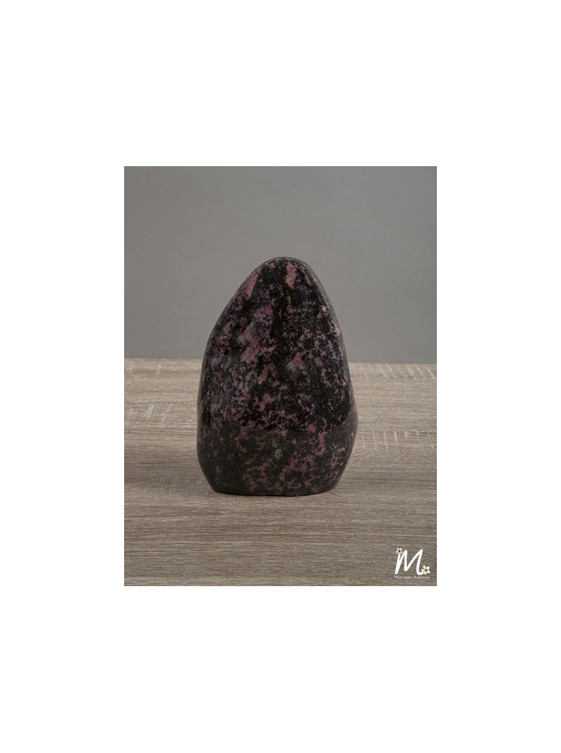 Ce Rhodonite, de Madagascar, en lithothérapie, est réputée pour favoriser l’amour, le calme et l’apaisement.