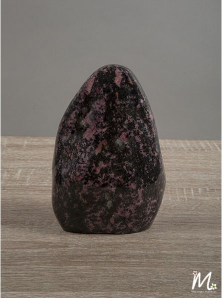 Ce Rhodonite, de Madagascar, en lithothérapie, est réputée pour favoriser l’amour, le calme et l’apaisement.