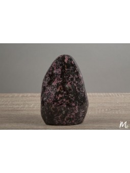 Ce Rhodonite, de Madagascar, en lithothérapie, est réputée pour favoriser l’amour, le calme et l’apaisement.